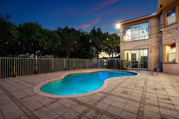 $990,000 | 9915 Vía Bernini, Lake Worth, FL 33467