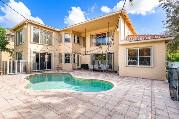 $990,000 | 9915 Vía Bernini, Lake Worth, FL 33467