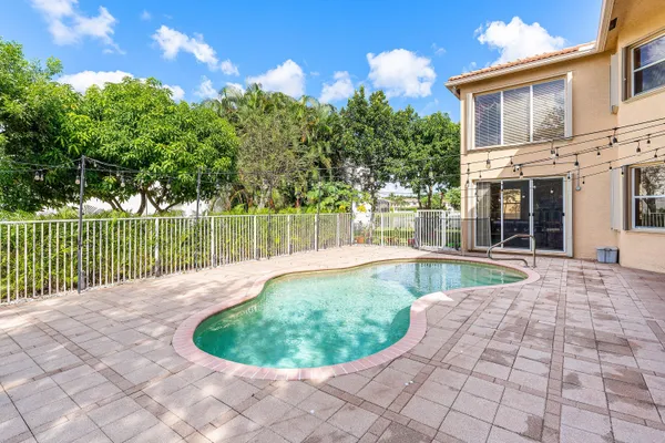 $990,000 | 9915 Vía Bernini, Lake Worth, FL 33467