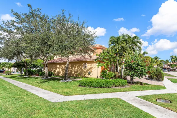 $990,000 | 9915 Vía Bernini, Lake Worth, FL 33467