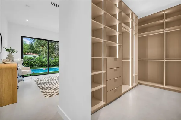 a view of empty room with windows and floor to ceiling window