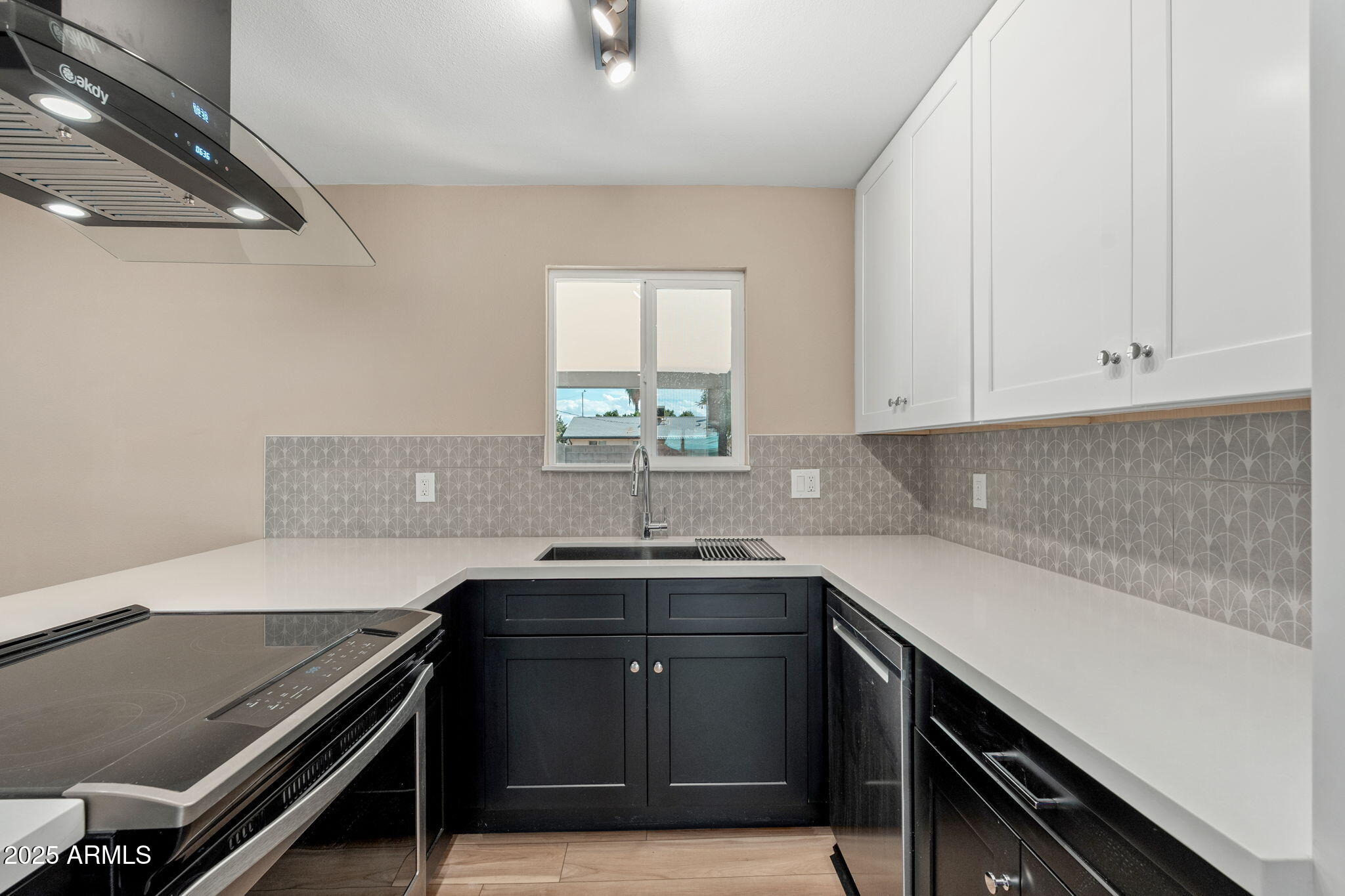 3121 West Hearn Road Phoenix, AZ 85053 - Photo 4 of 39 3121 W Hearn Rd - 08
