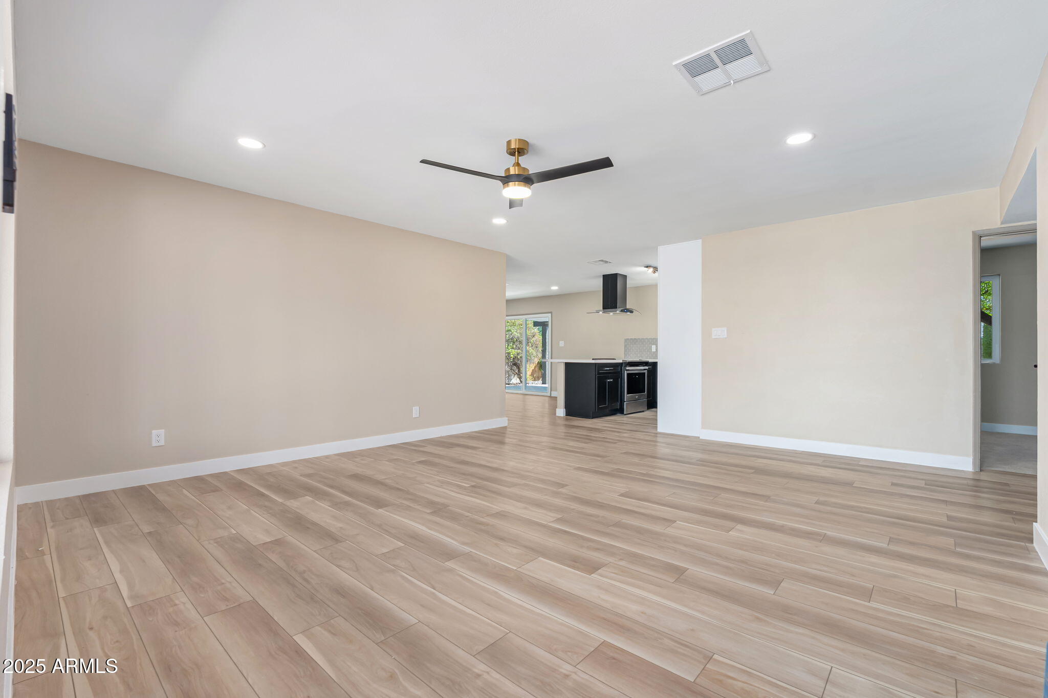 3121 West Hearn Road Phoenix, AZ 85053 - Photo 8 of 39 3121 W Hearn Rd - 06