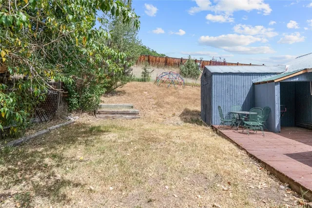 a view of a backyard