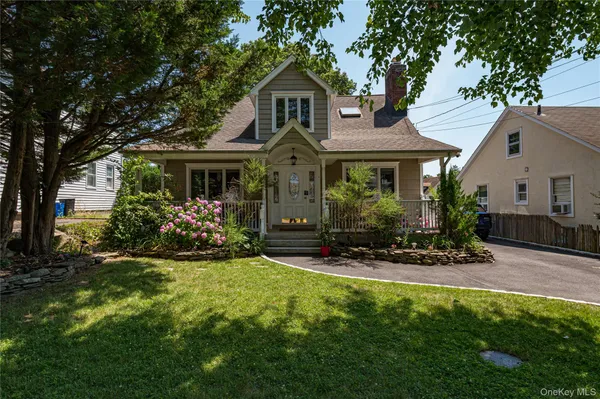 $2,600 | 20 10th Street, Locust Valley, NY 11560