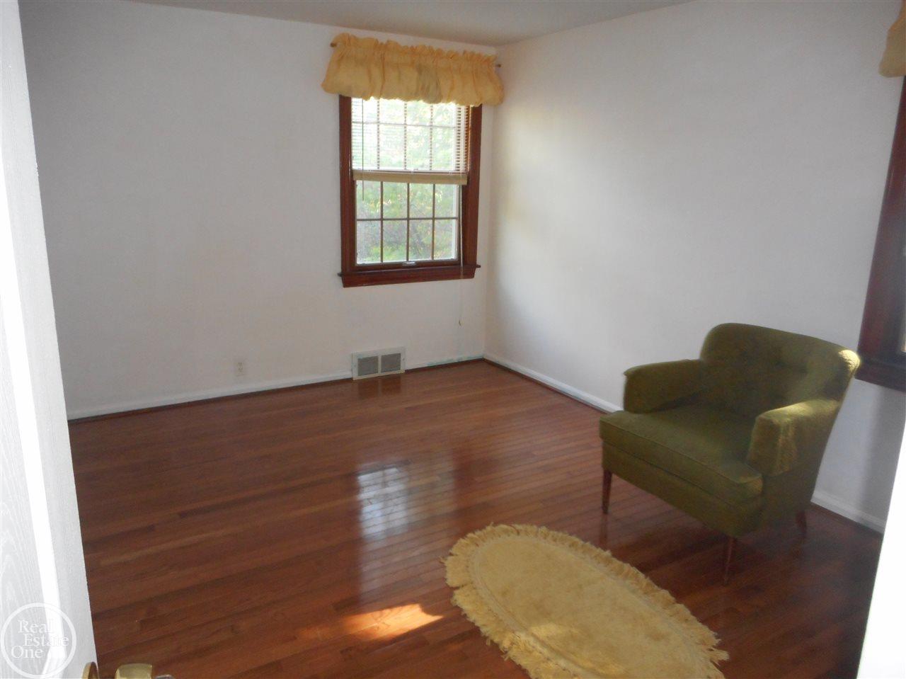 20720 Marter Road Grosse Pointe, MI 48236 - Photo 13 of 24 50032110-12.JPG