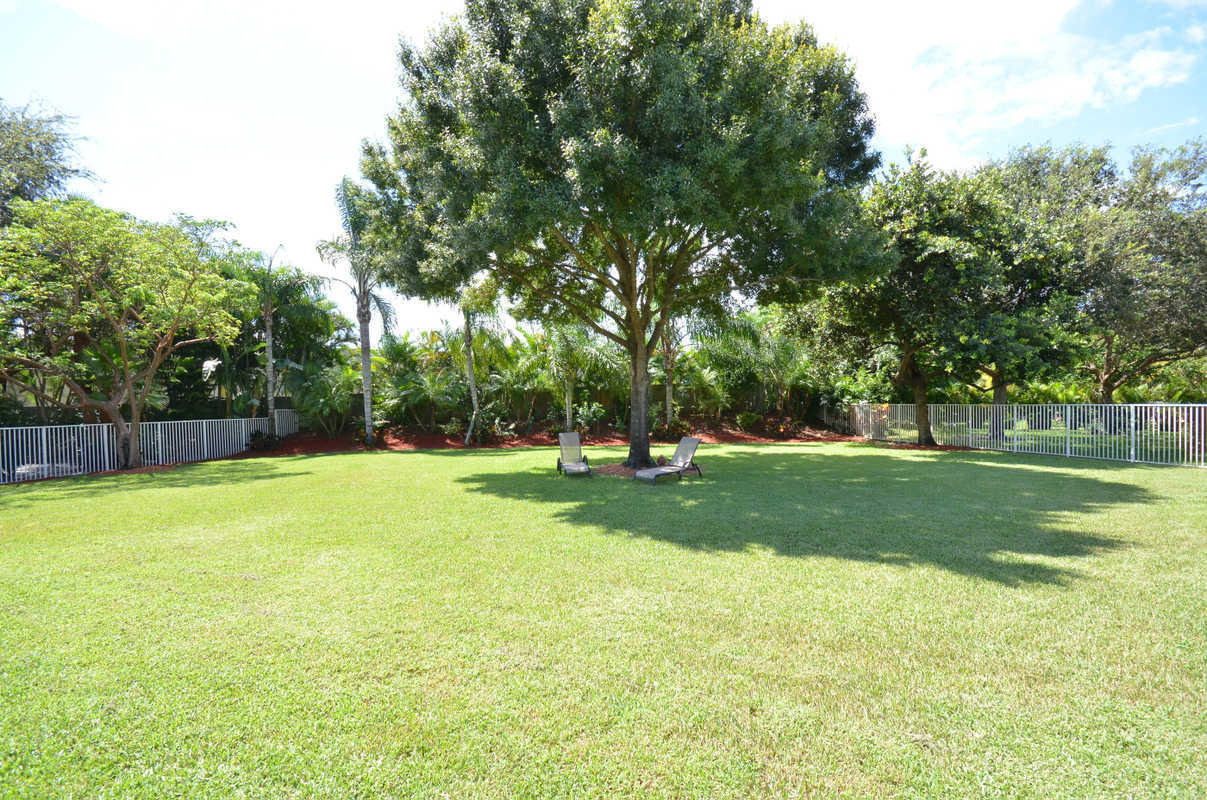 394 Mallard Point Jupiter, FL 33458 - Photo 15 of 16 a view of a park with large trees