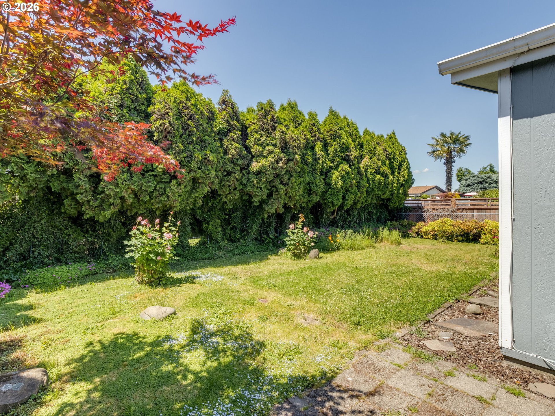 4730 Auburn Road Northeast, Unit 125 Salem, OR 97301 - Photo 27 of 36 a backyard of a house with lots of green space
