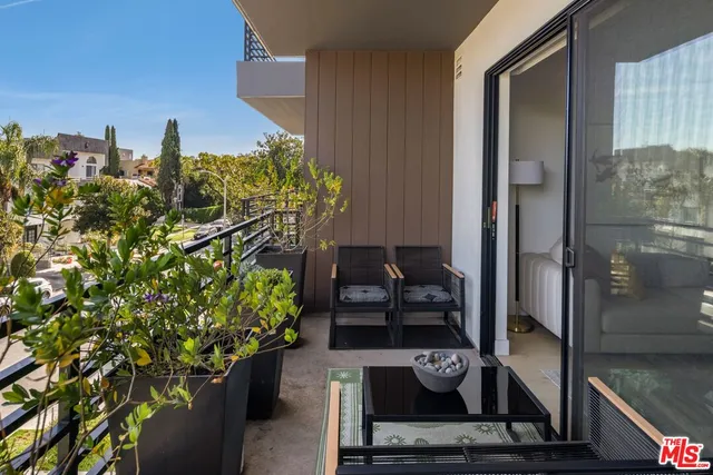 $1,300,000 | 1123 South Shenandoah Street, Unit 301, Los Angeles, CA 90035