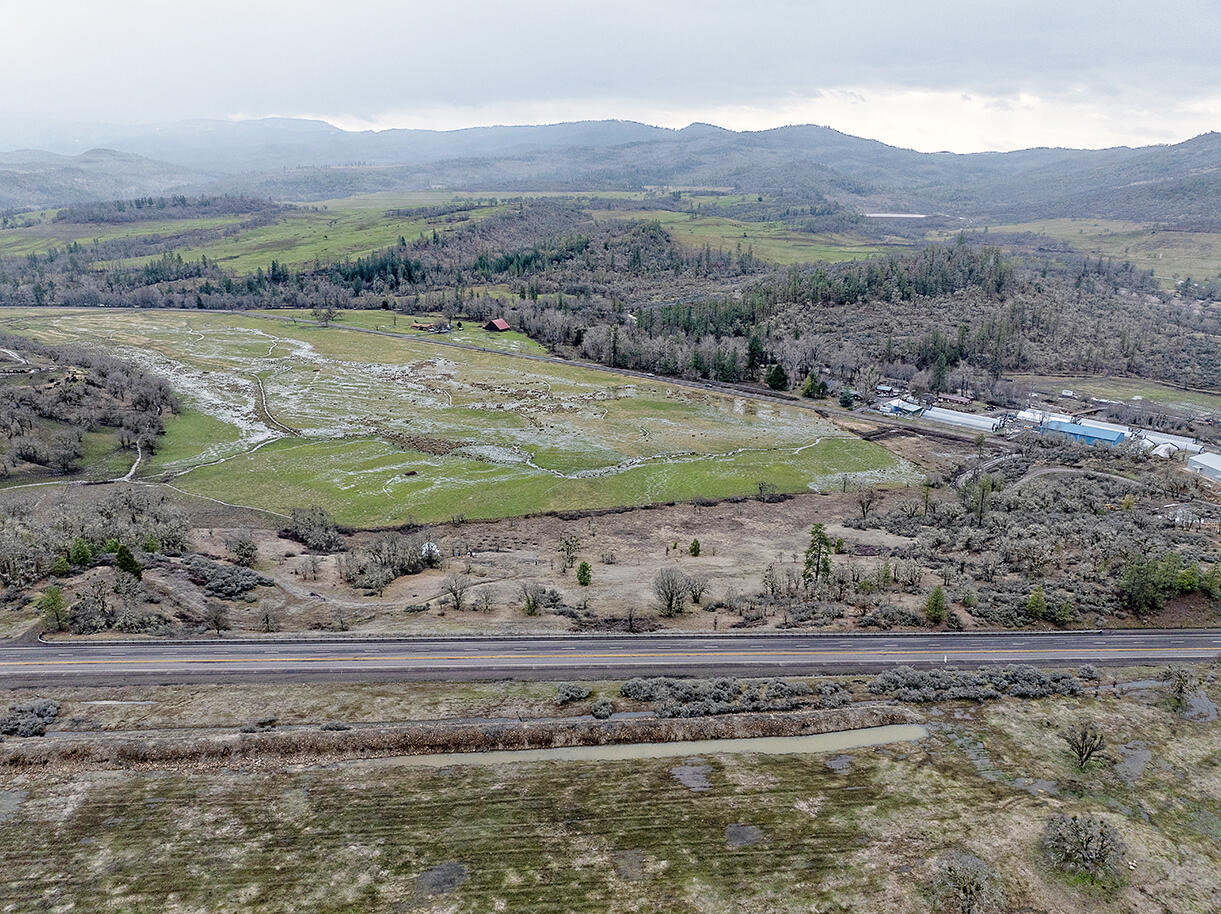 13546 Highway 140 Eagle Point, OR 97524 - Photo 12 of 24 a view of a yard with a mountain and trees