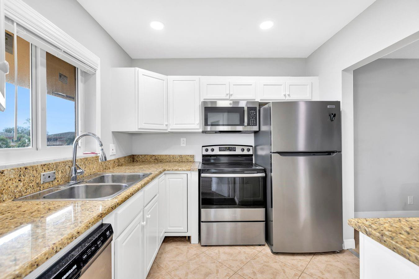 5300 Washington Street, Unit D308 Hollywood, FL 33021 - Photo 5 of 33 Photo 5