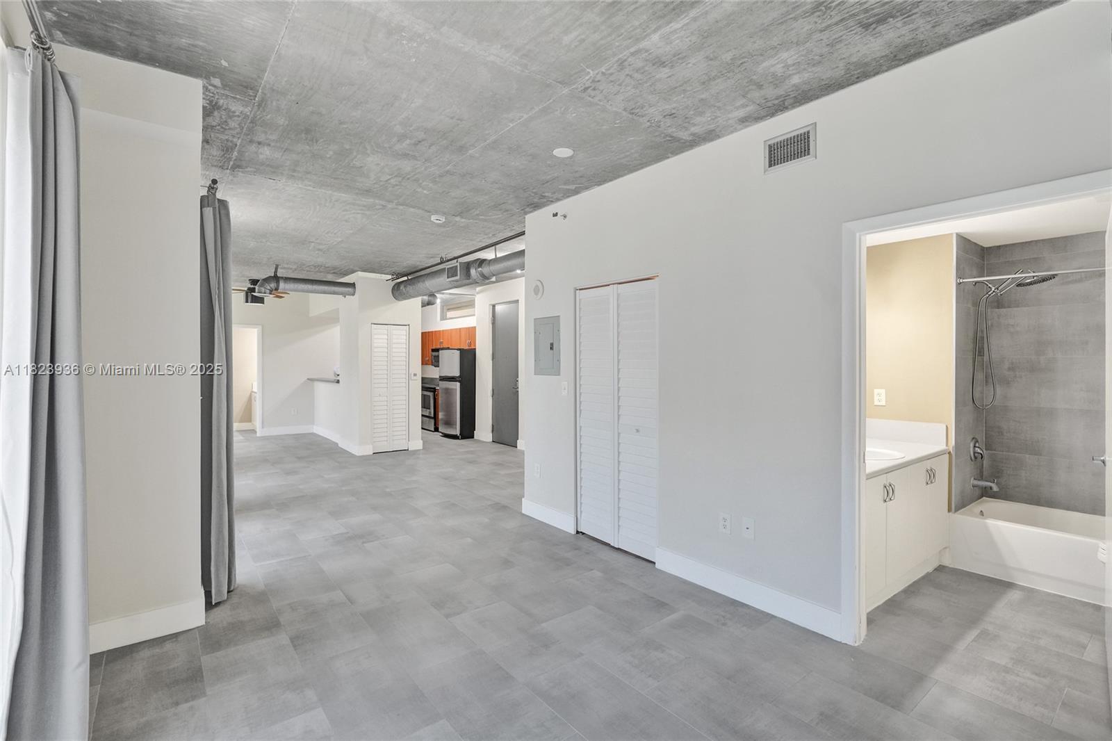 455 Northeast 25th Street, Unit 609 Miami, FL 33137 - Photo 12 of 27 a view of a hallway with an empty space
