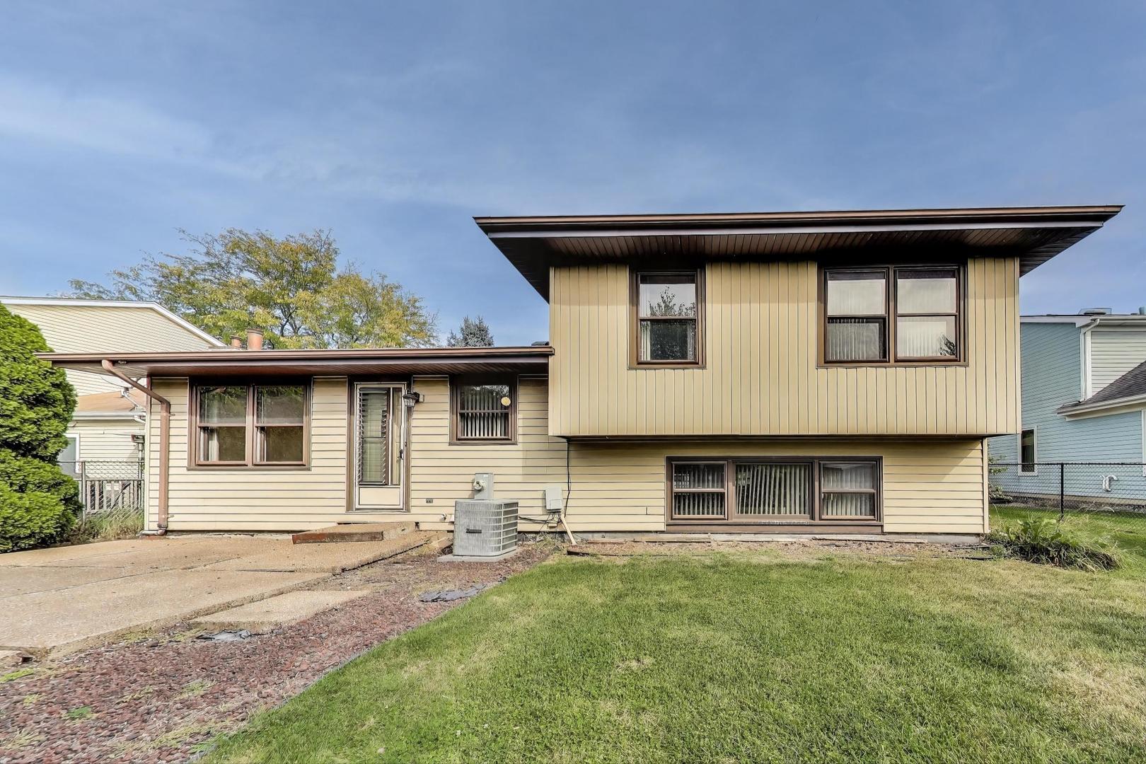 700 Noah Terrace Mount Prospect, IL 60056 - Photo 29 of 35 a front view of a house with a yard