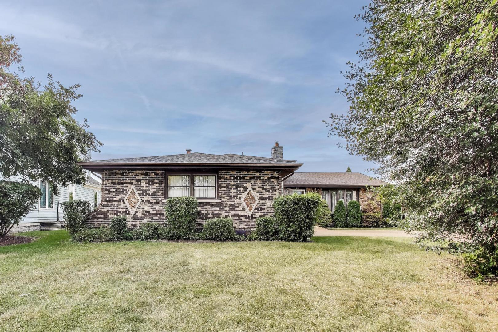 700 Noah Terrace Mount Prospect, IL 60056 - Photo 3 of 35 a front view of a house with garden