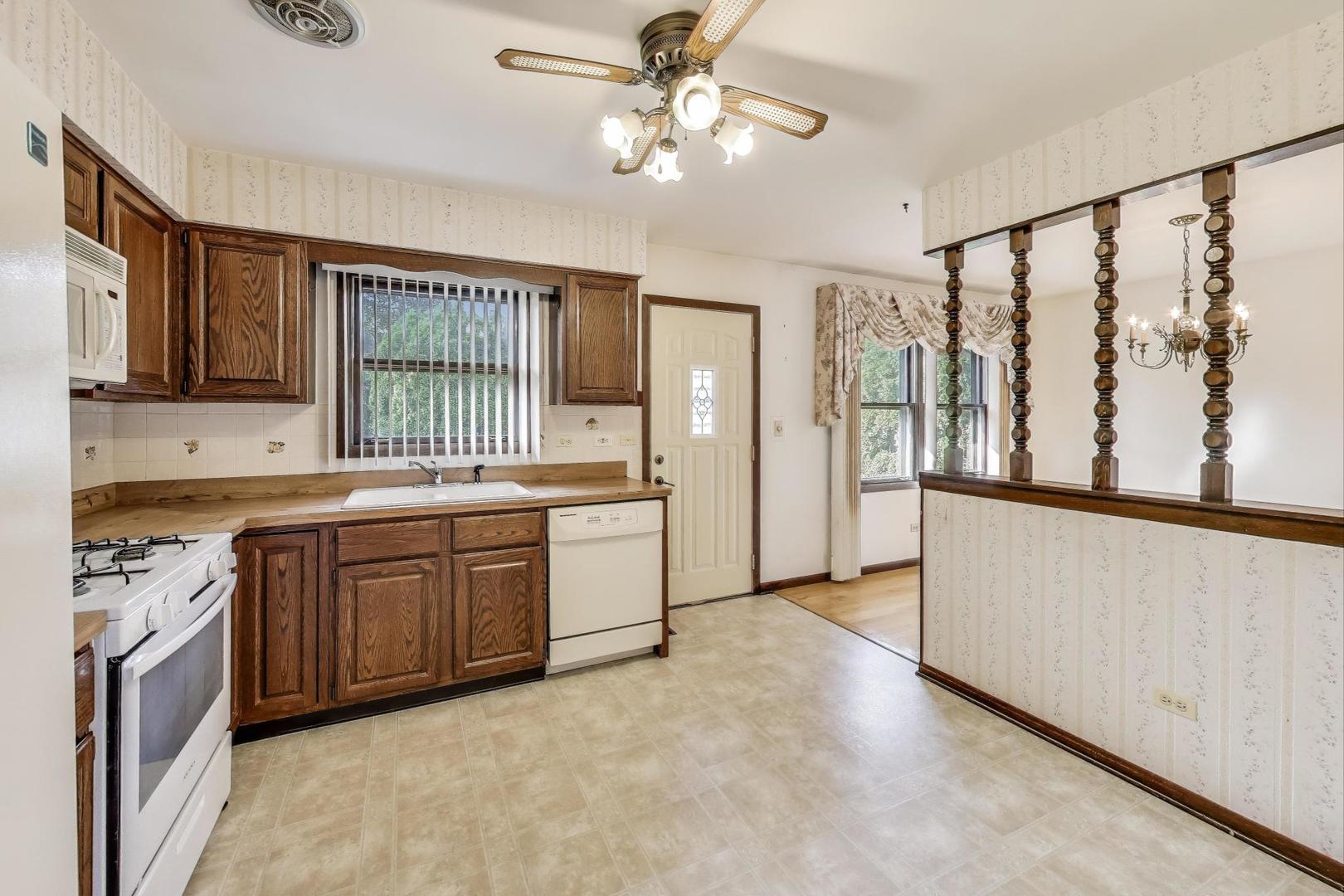 700 Noah Terrace Mount Prospect, IL 60056 - Photo 9 of 35 a spacious bathroom with a granite countertop sink mirror and a bathtub