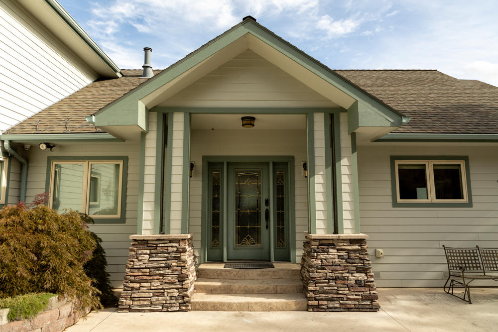 4426 Murrelet Road Klamath Falls, OR 97601 - Photo 2 of 54 Elegant Entry