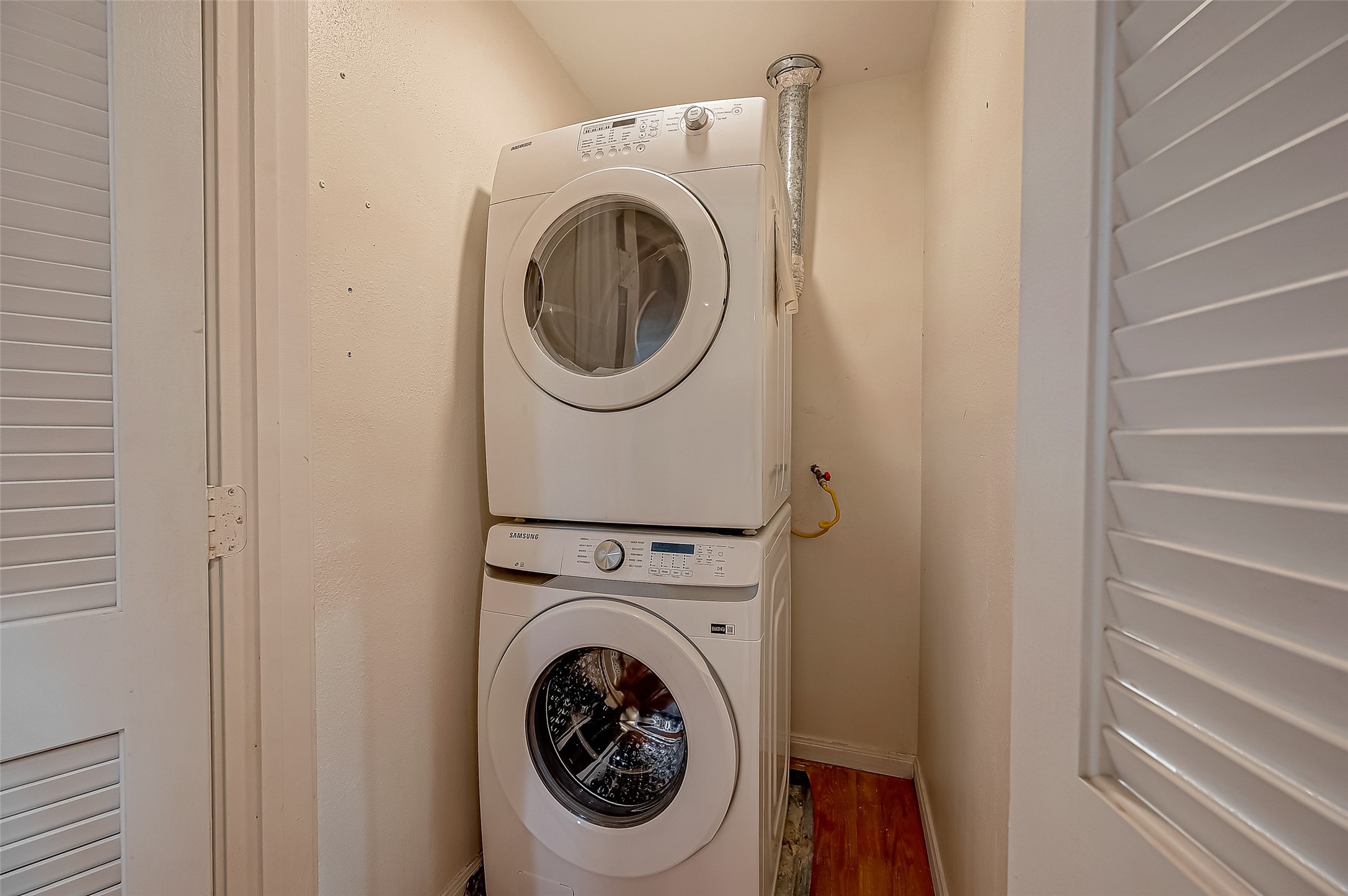 7497 Brompton Street, Unit 7497 Houston, TX 77025 - Photo 8 of 27 a utility room with dryer and washer