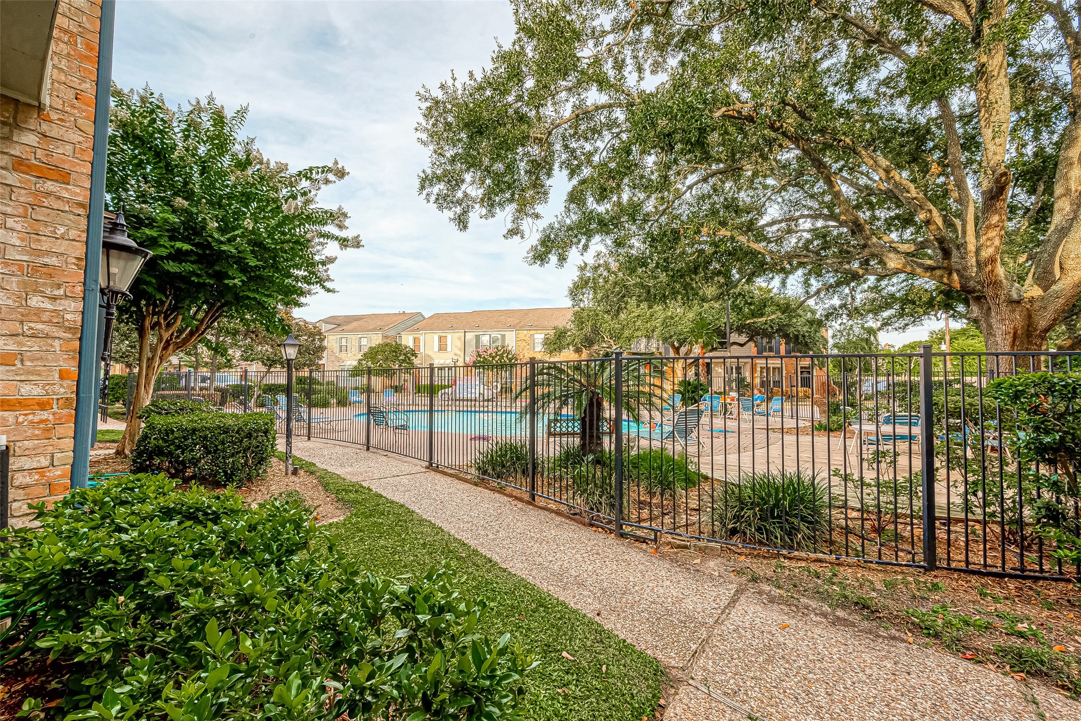 7497 Brompton Street, Unit 7497 Houston, TX 77025 - Photo 9 of 27 a view of a backyard