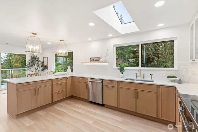 $2,099,777 | 16858 76th Avenue West, Edmonds, WA 98026