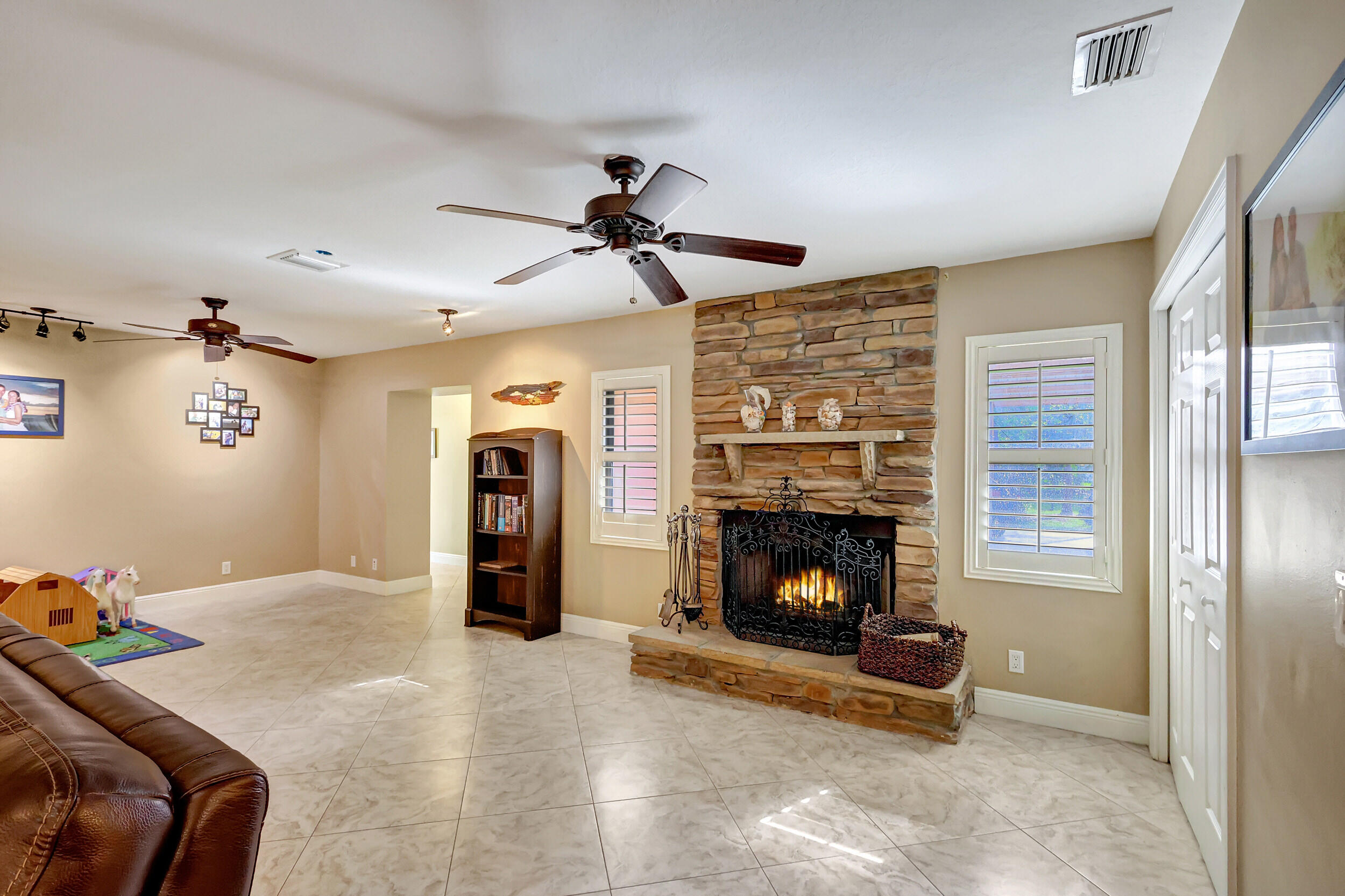 10959 154th Road North Jupiter, FL 33478 - Photo 17 of 58 Living