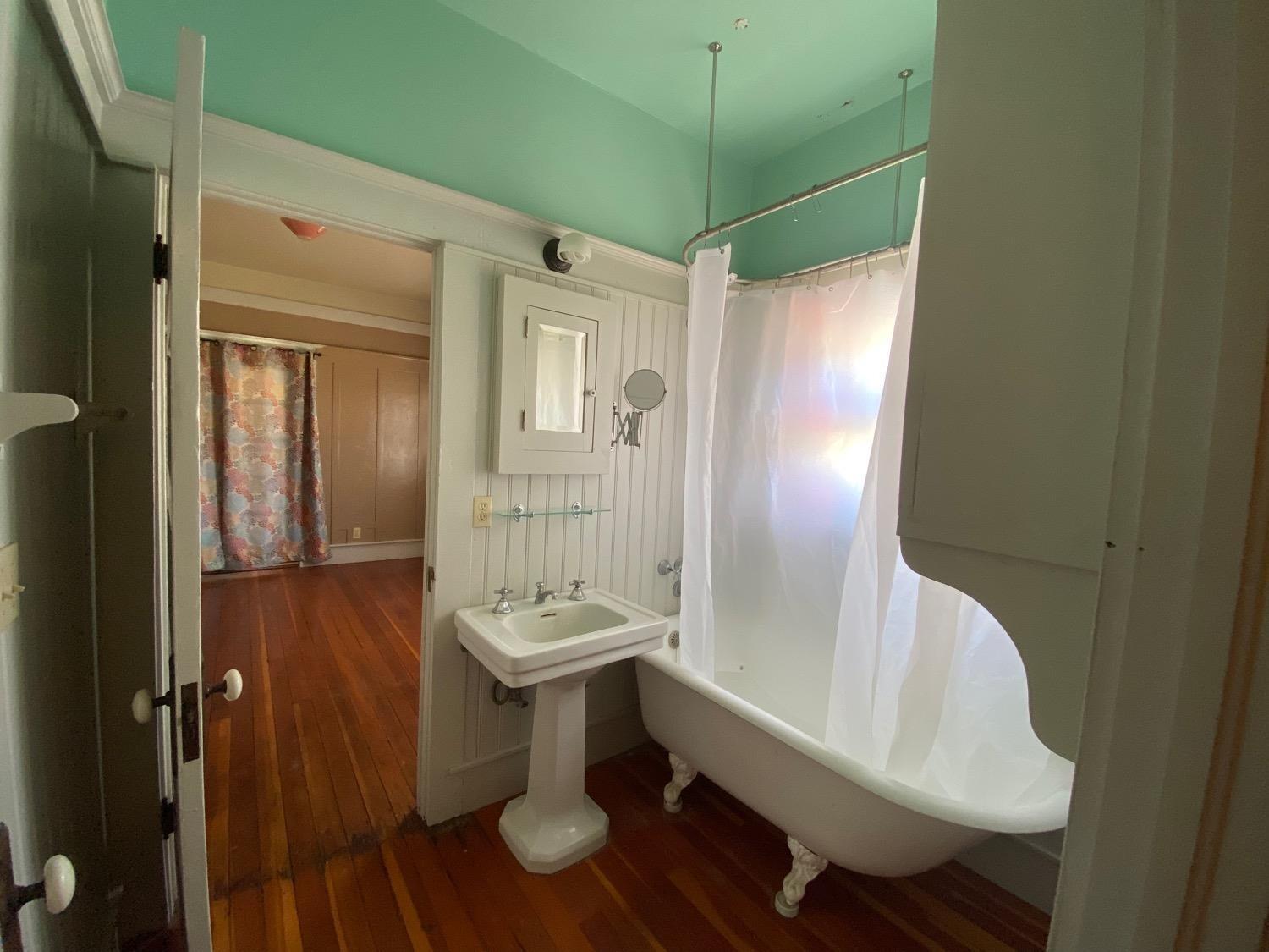 700 Wellsford Road Modesto, CA 95357 - Photo 21 of 47 a bathroom with a sink toilet and shower