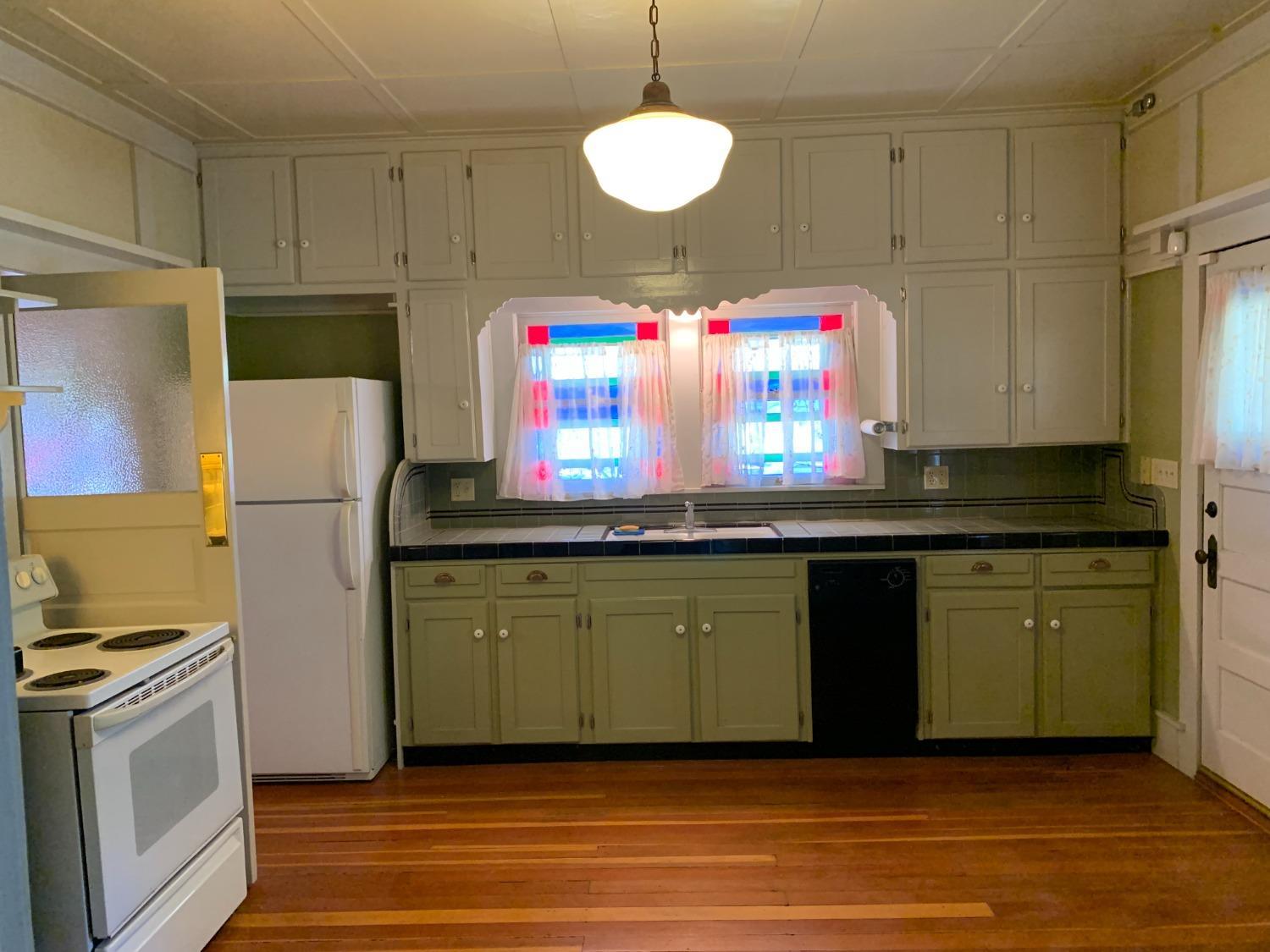 700 Wellsford Road Modesto, CA 95357 - Photo 34 of 47 a kitchen with granite countertop a refrigerator and a stove top oven