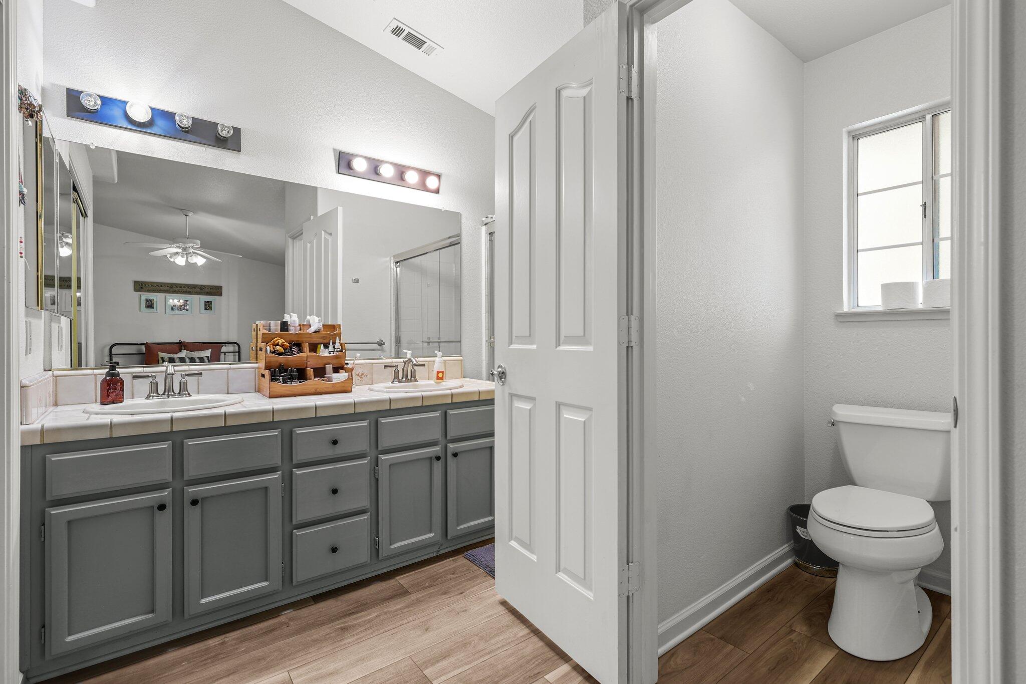 11539 Vista Del Rio Redding, CA 96003 - Photo 17 of 29 Bathroom