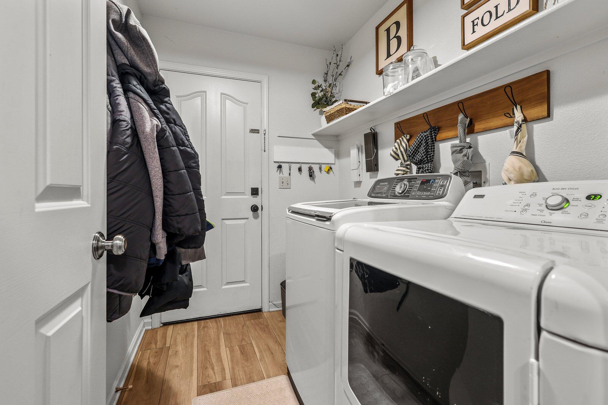 11539 Vista Del Rio Redding, CA 96003 - Photo 22 of 29 Laundry Room