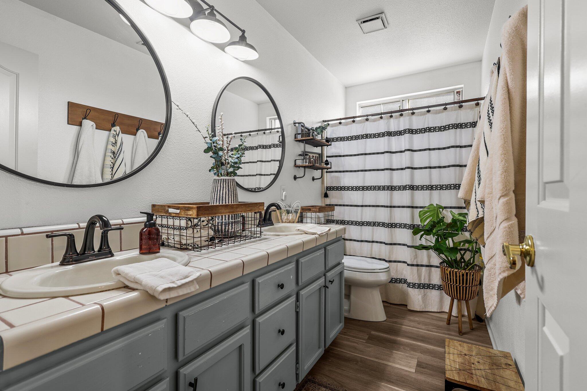 11539 Vista Del Rio Redding, CA 96003 - Photo 23 of 29 Bathroom