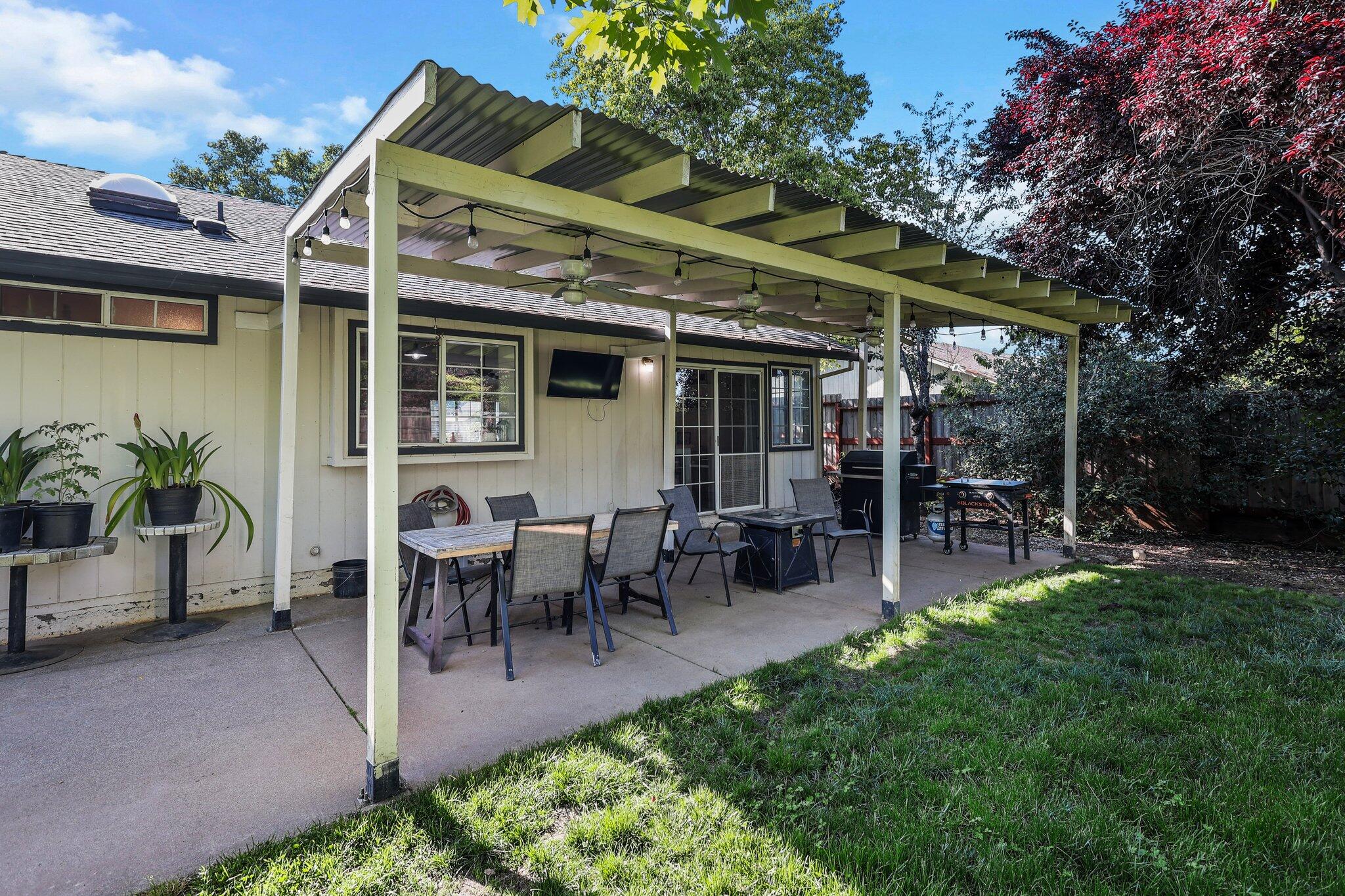 11539 Vista Del Rio Redding, CA 96003 - Photo 25 of 29 Patio