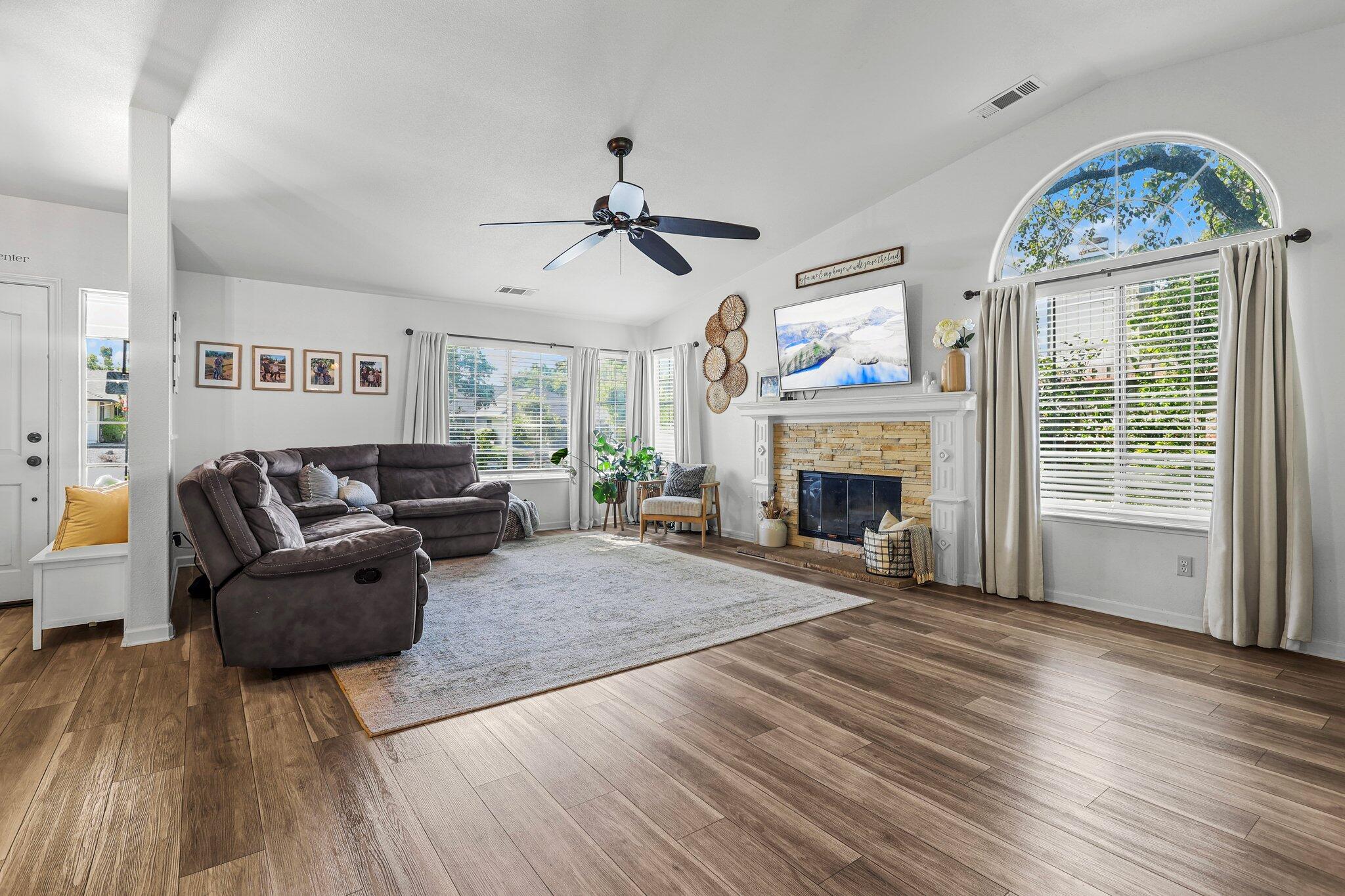11539 Vista Del Rio Redding, CA 96003 - Photo 3 of 29 Living Room