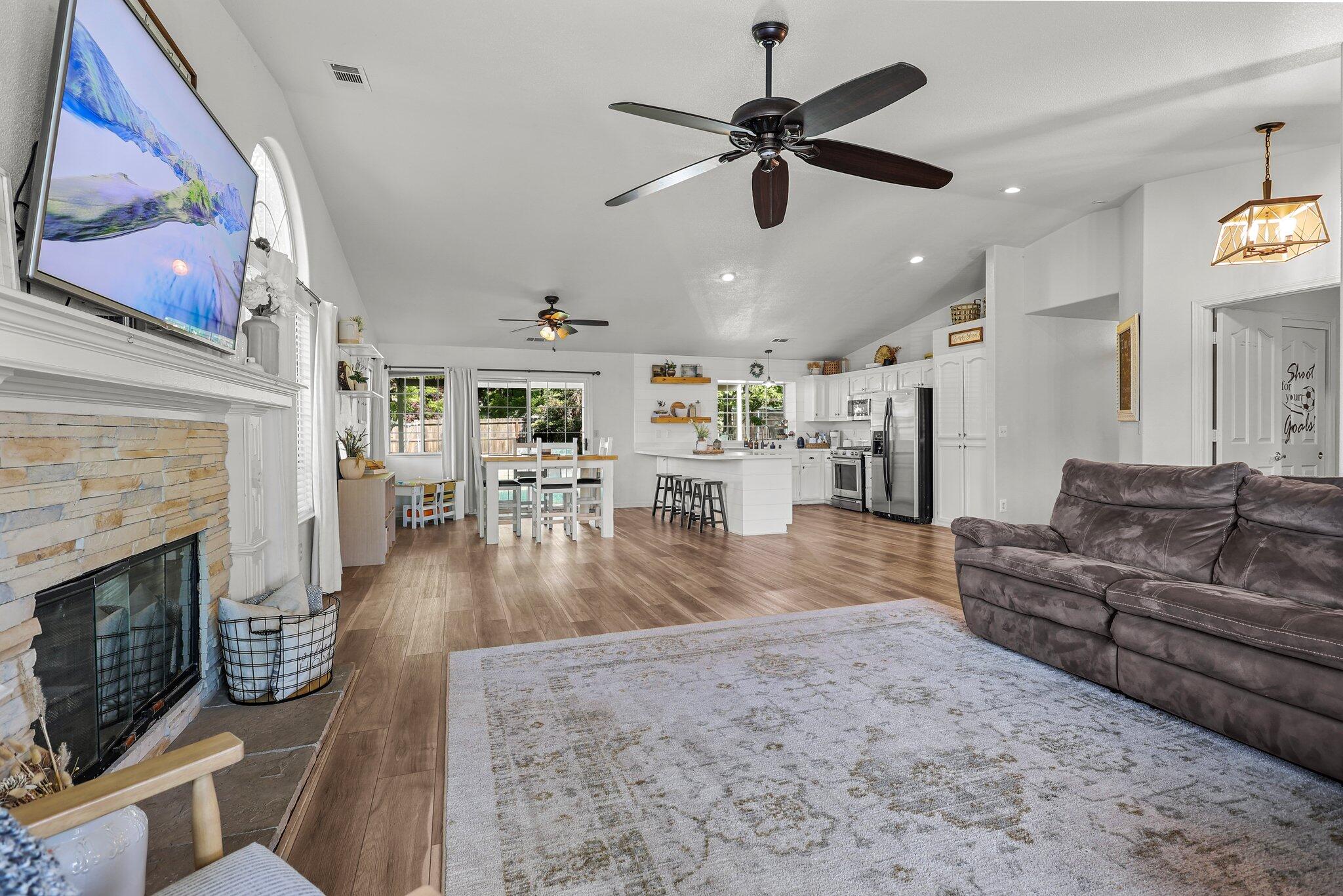 11539 Vista Del Rio Redding, CA 96003 - Photo 4 of 29 Living Room