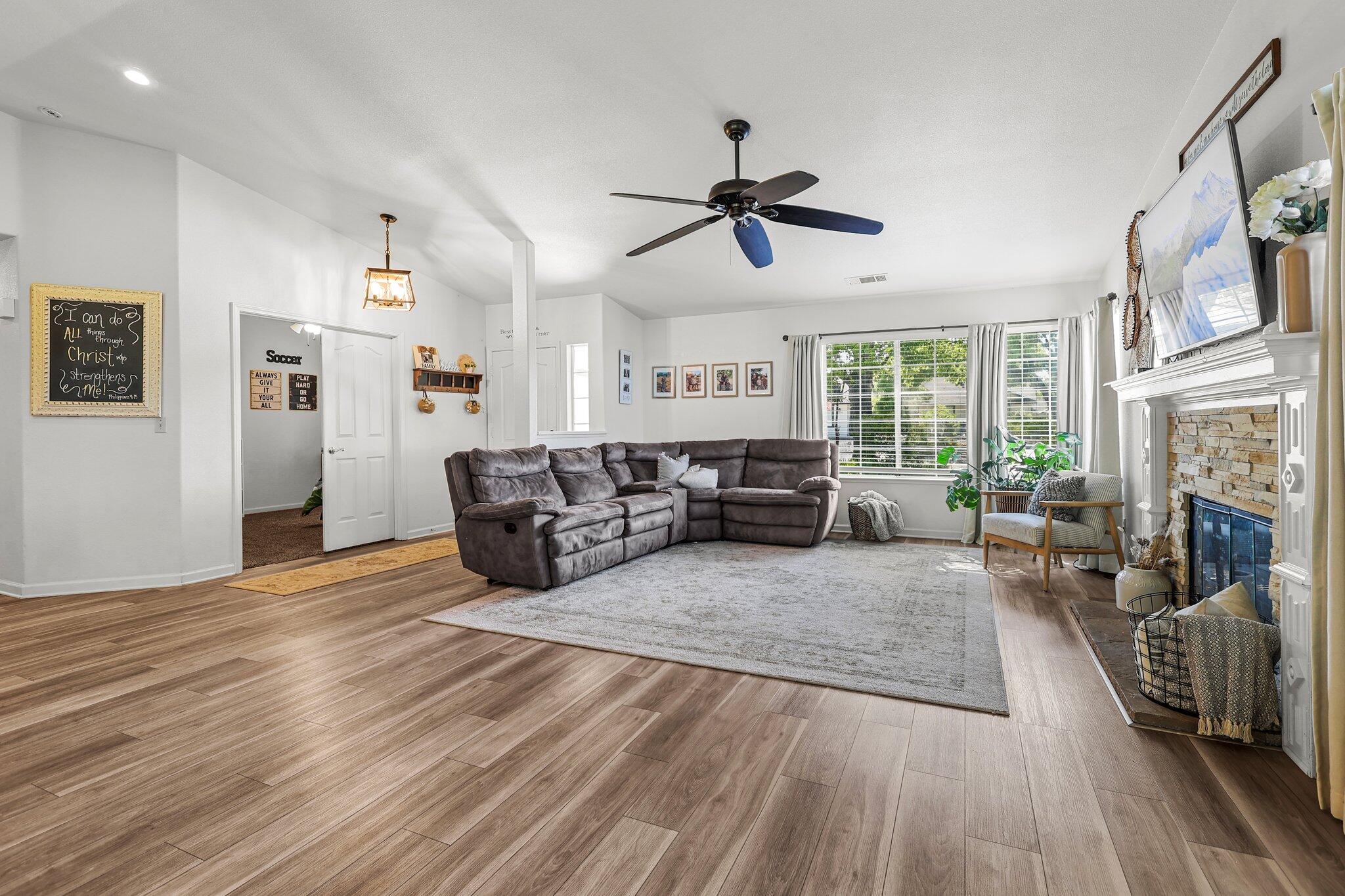 11539 Vista Del Rio Redding, CA 96003 - Photo 5 of 29 Living Room