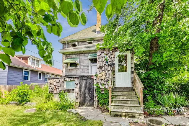 a view of outdoor space yard and porch