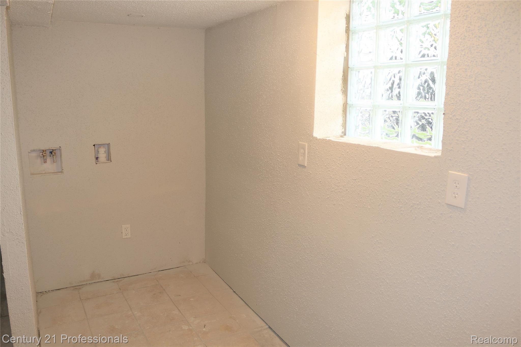 8071 Rivard Avenue Warren, MI 48089 - Photo 23 of 30 8071Rivard06JN03 (48).JPG