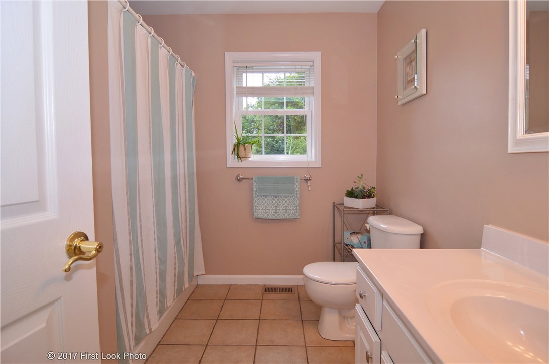 129 Ridge Lane Swansea, MA 02777 - Photo 18 of 31 Gallery Image 18
