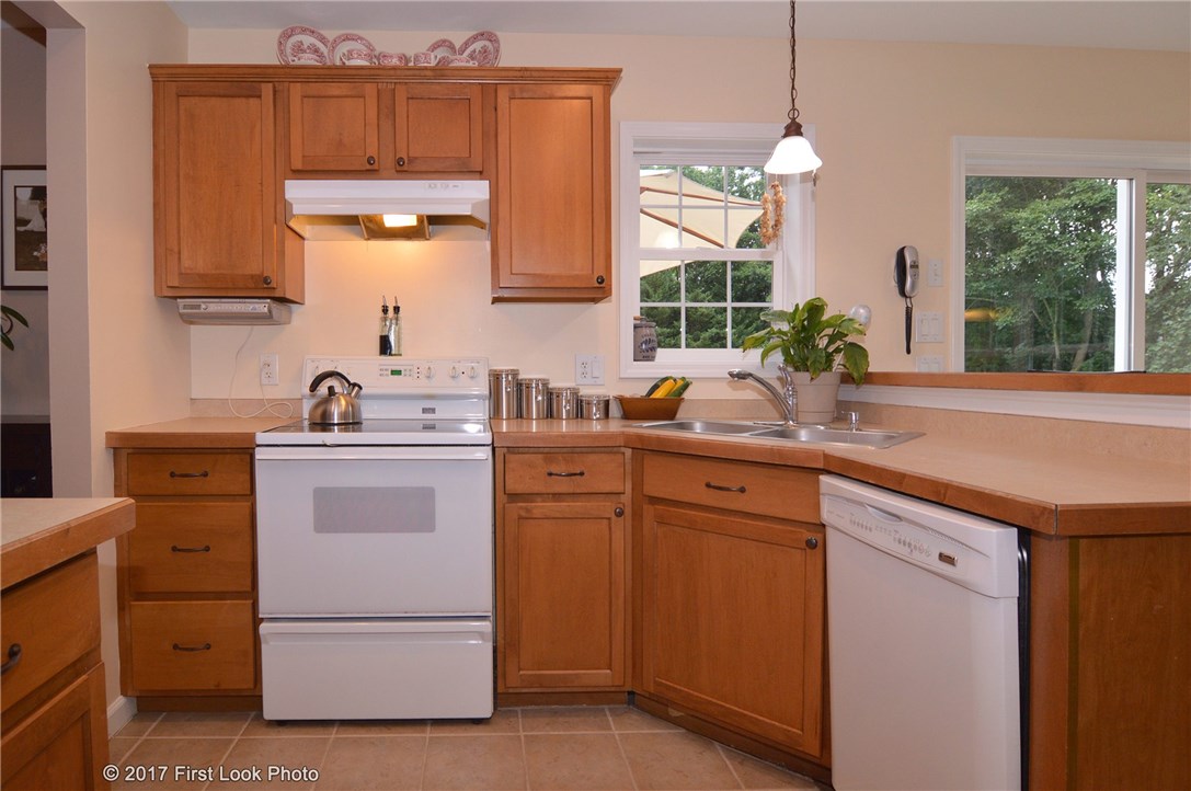 129 Ridge Lane Swansea, MA 02777 - Photo 4 of 31 Gallery Image 4