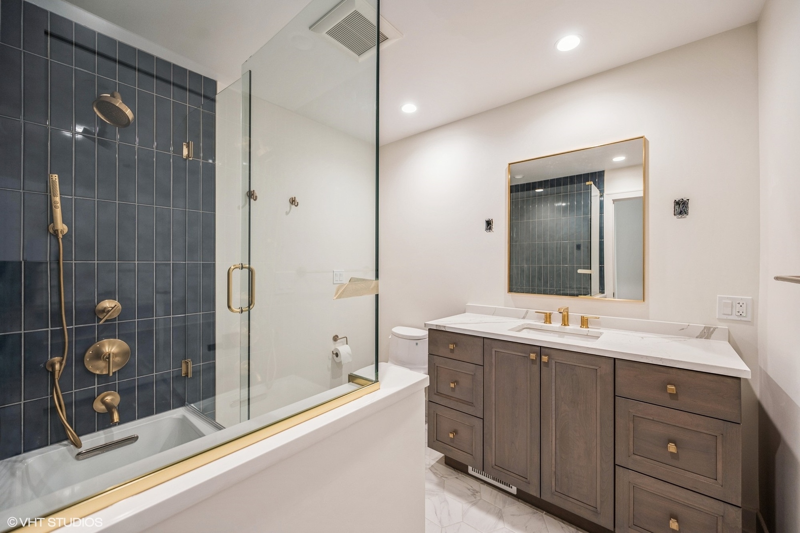 580 North Happ Road Northfield, IL 60093 - Photo 11 of 20 a bathroom with a shower sink and mirror