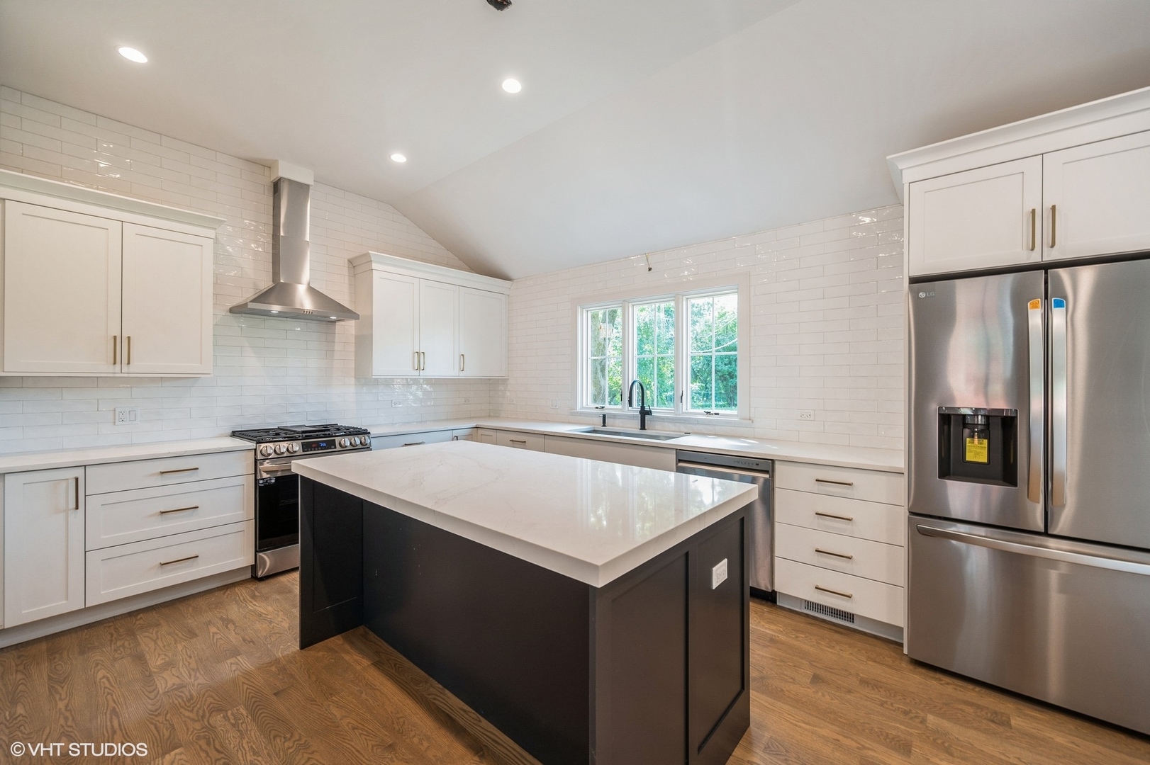 580 North Happ Road Northfield, IL 60093 - Photo 4 of 20 a kitchen with a stove a refrigerator and a sink