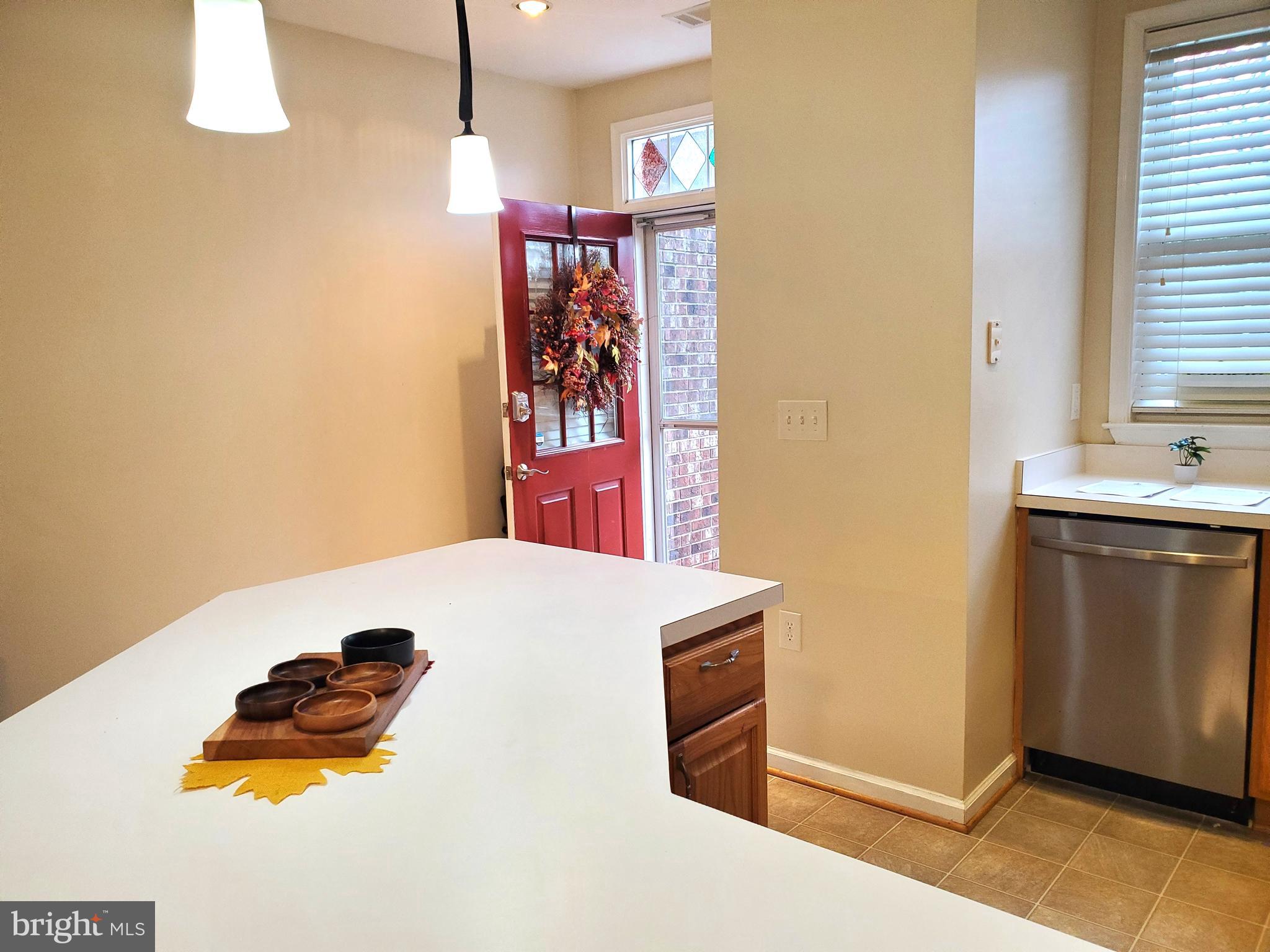 2433 Wentworth Drive Crofton, MD 21114 - Photo 3 of 18