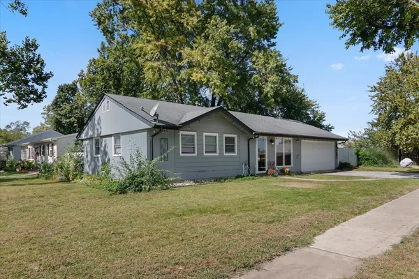 $189,900 | 1402 Mt Vernon Drive, Bloomington, IL 61704