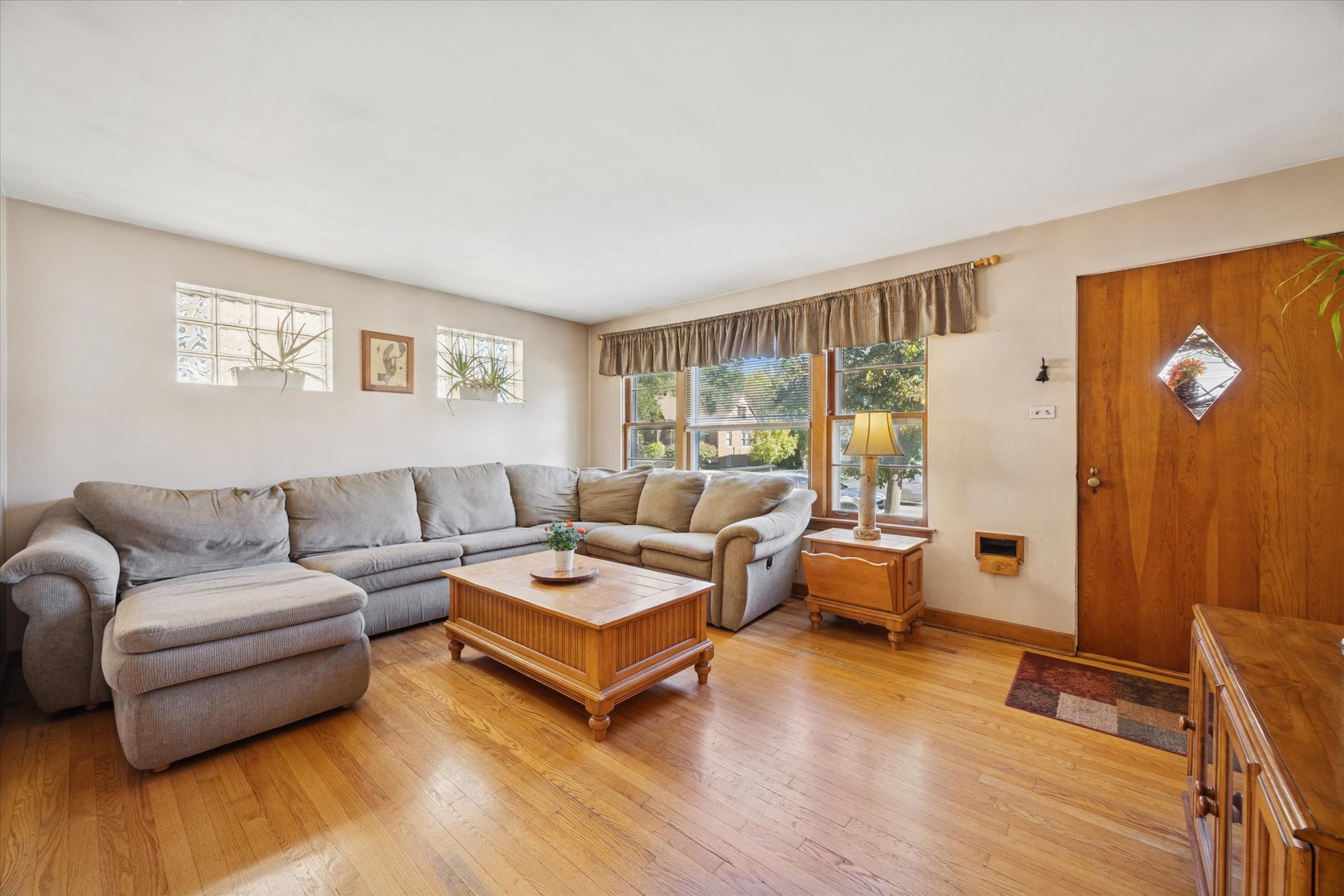 3334 Prairie Avenue Brookfield, IL 60513 - Photo 3 of 18 a living room with furniture and wooden floor