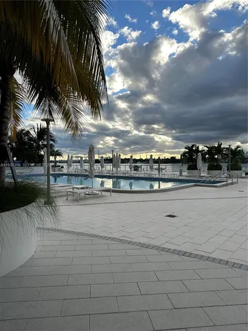 $379,000 | 1000 West Avenue, Unit 215, Miami Beach, FL 33139