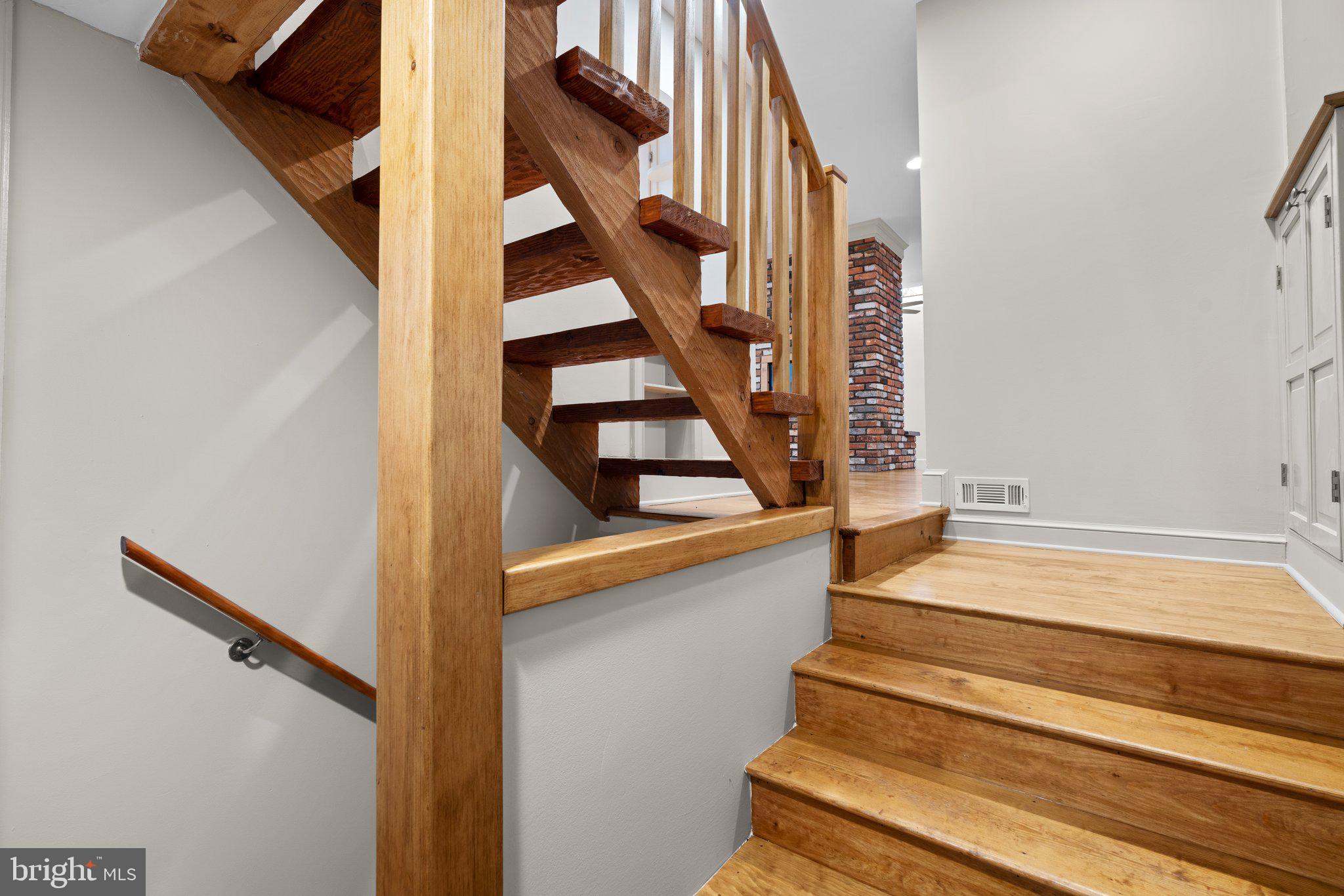 15756 Good Hope Road Silver Spring, MD 20905 - Photo 3 of 31 Craftsman entry way