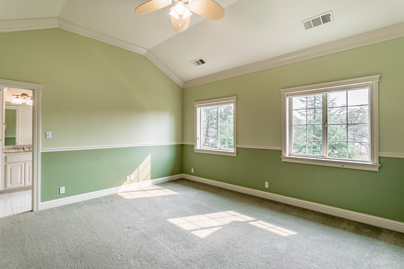 11800 Quartz Hill Road Redding, CA 96003 - Photo 16 of 70 28 master bed