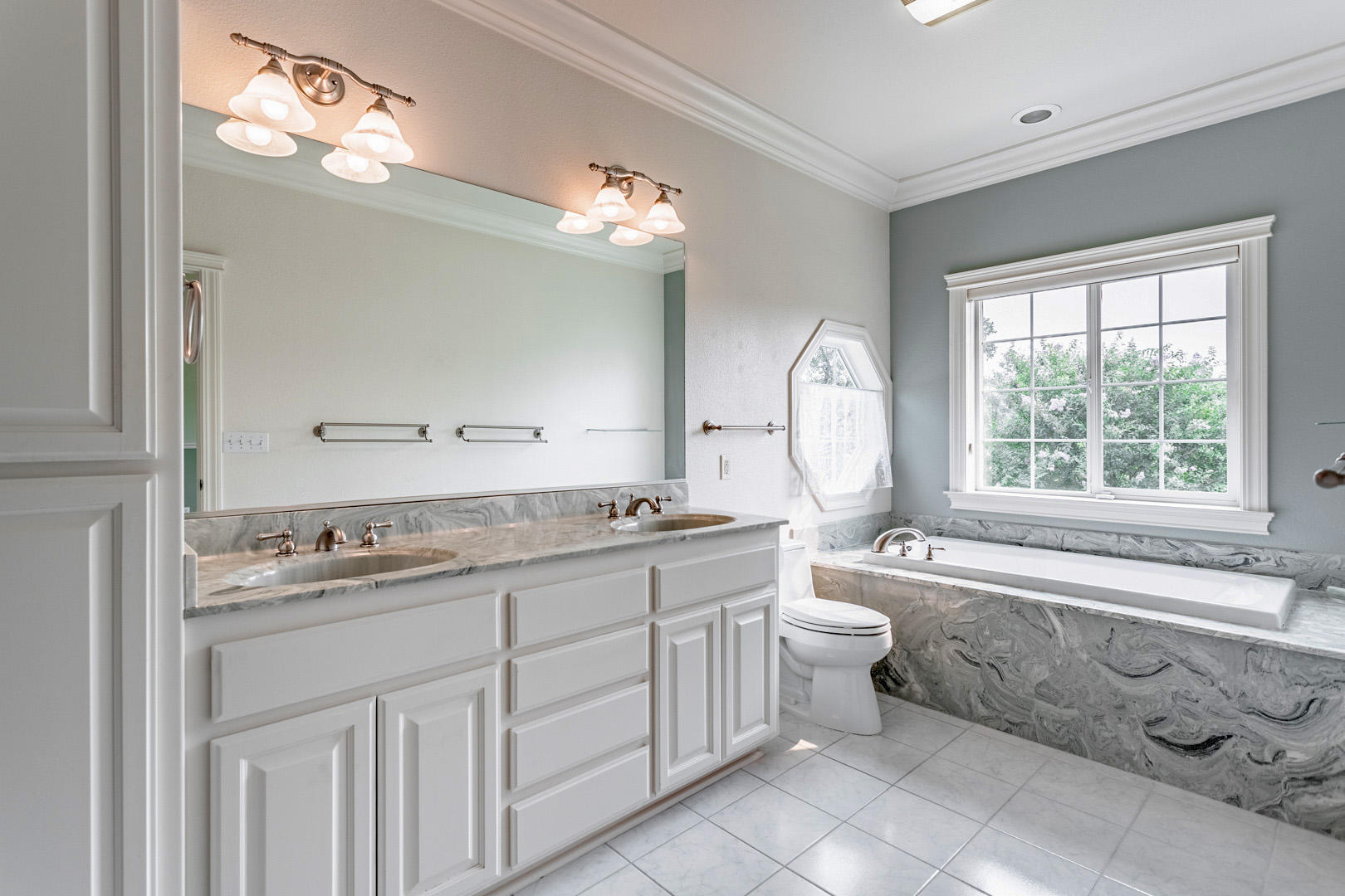 11800 Quartz Hill Road Redding, CA 96003 - Photo 18 of 70 34 master bath