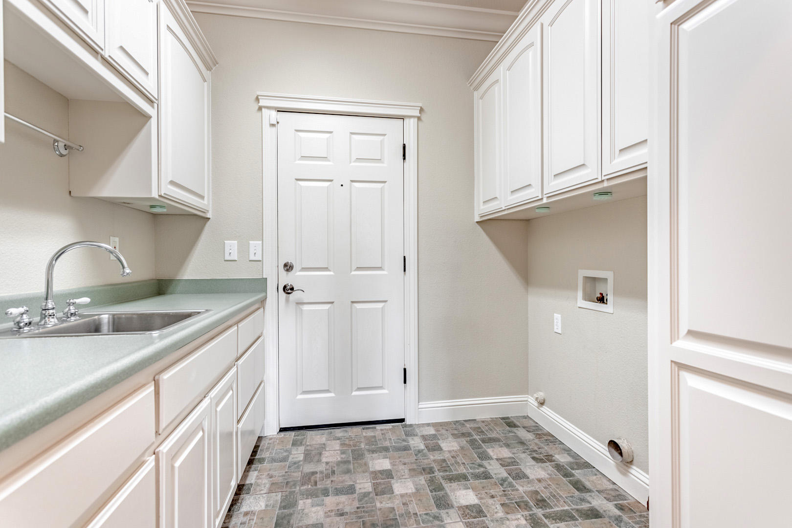 11800 Quartz Hill Road Redding, CA 96003 - Photo 26 of 70 53 laundry 2