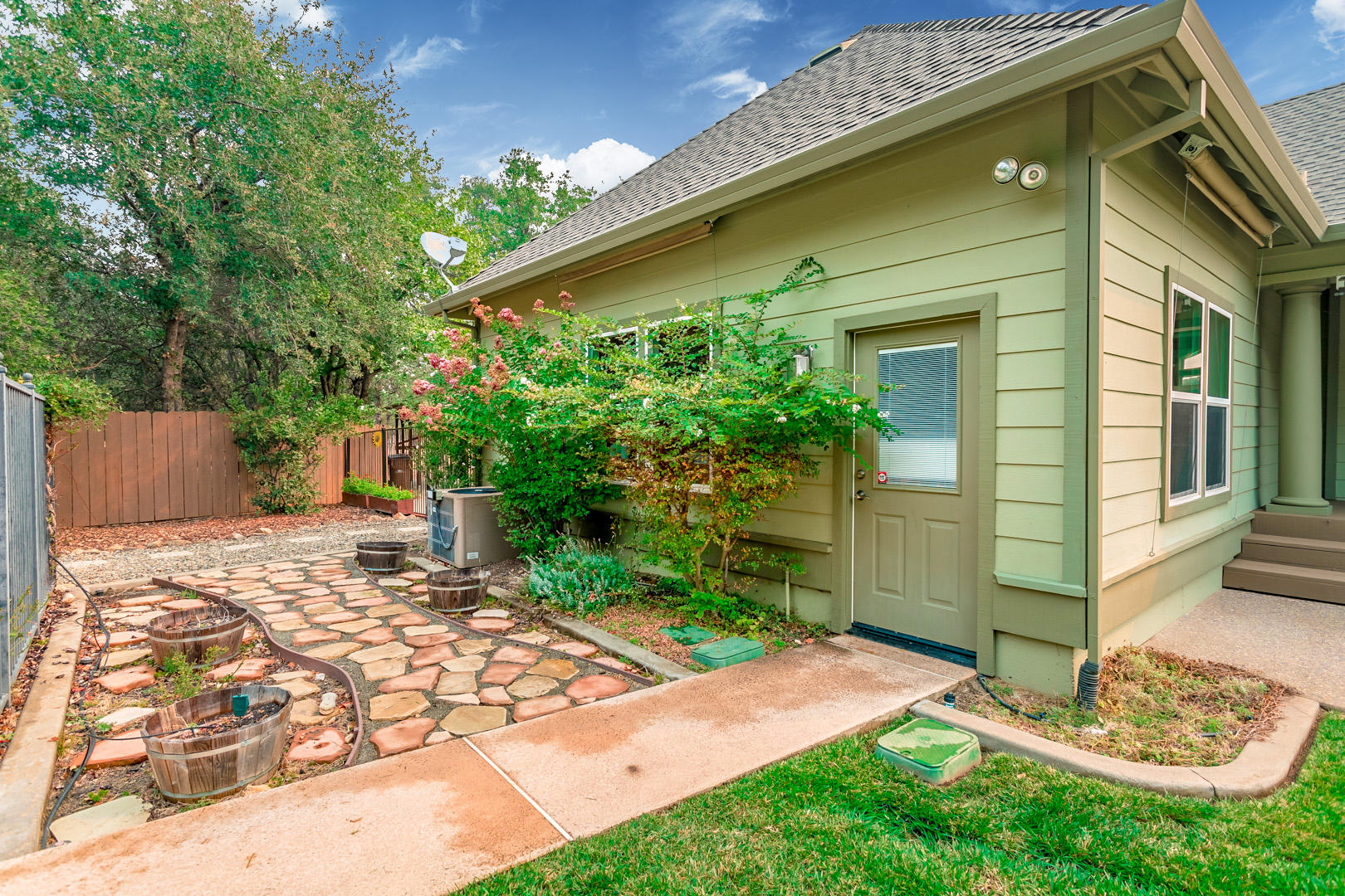 11800 Quartz Hill Road Redding, CA 96003 - Photo 28 of 70 57 backyard