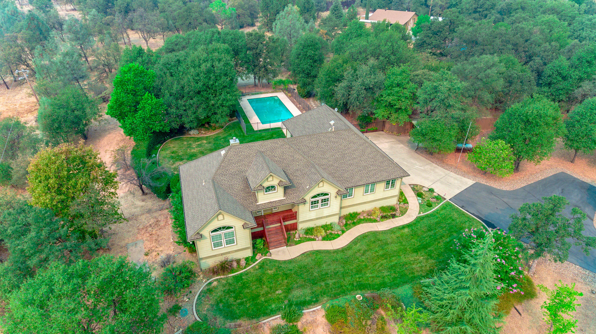 11800 Quartz Hill Road Redding, CA 96003 - Photo 3 of 70 1 front