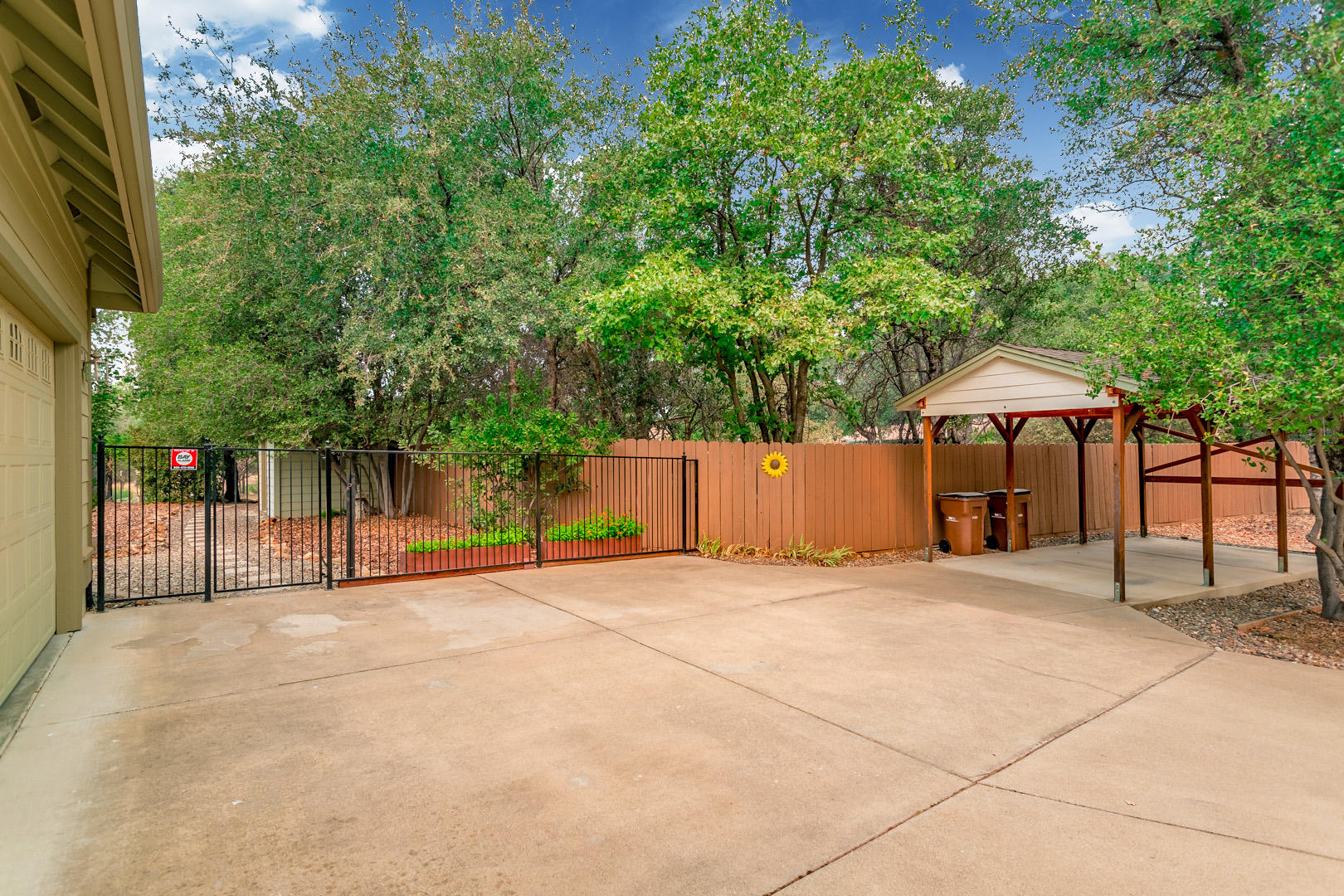 11800 Quartz Hill Road Redding, CA 96003 - Photo 31 of 70 61 driveway